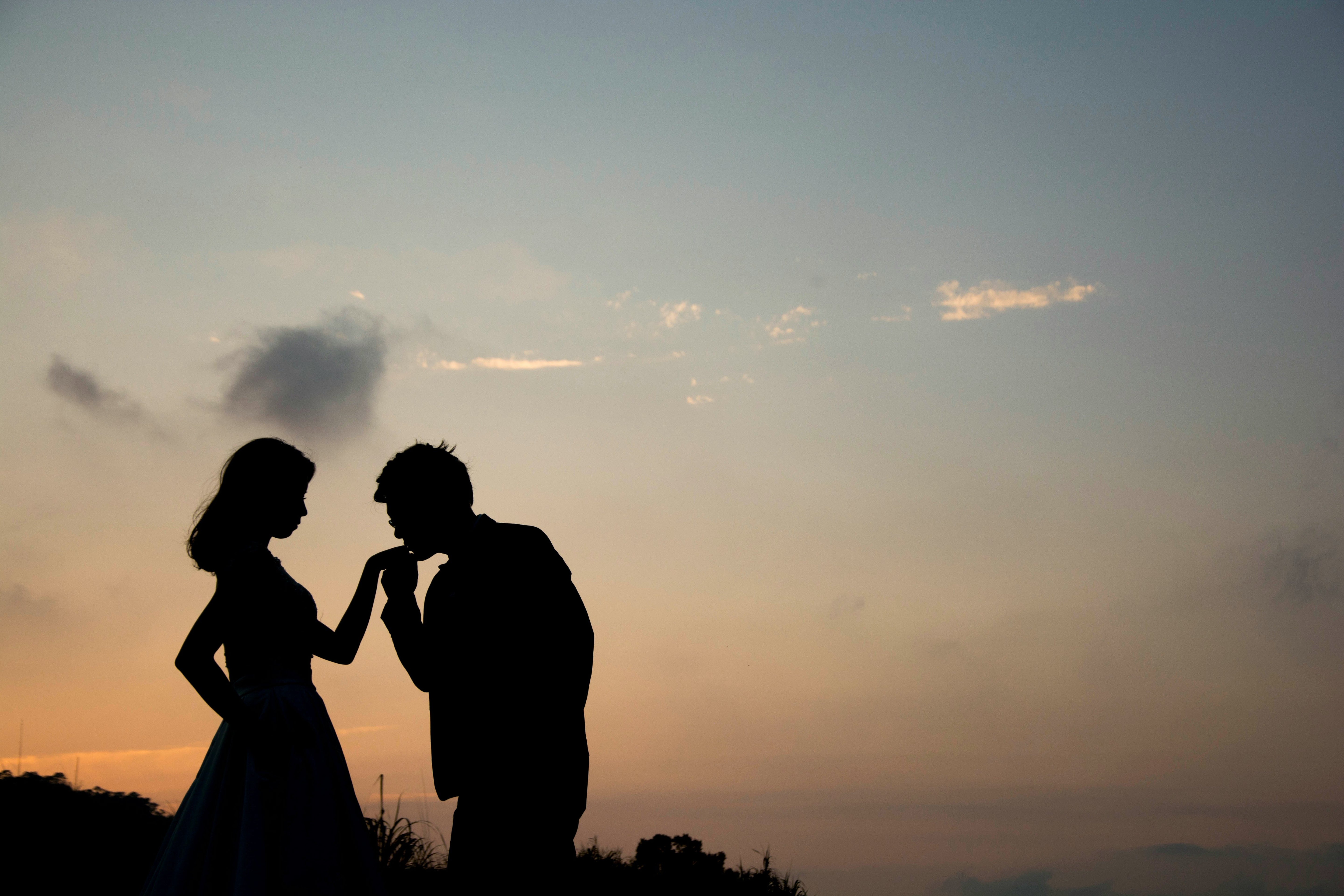 プロポーズの婚約指輪って、いつ・どうやって選べばいいの？みんなの買い方、渡し方